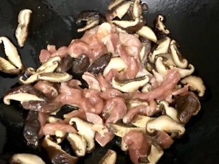 榨菜香菇炒肉丝,放入肉丝炒熟。