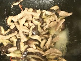 榨菜香菇炒肉丝,放入少量薄欠翻炒数下。