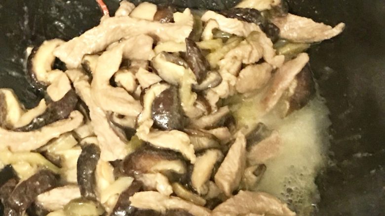 榨菜香菇炒肉丝,放入少量薄欠翻炒数下。