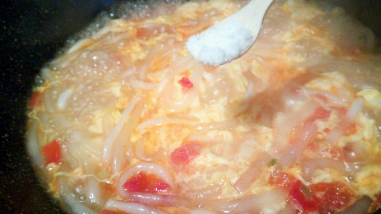一碗面条+番茄鸡蛋粉,加盐1勺调味