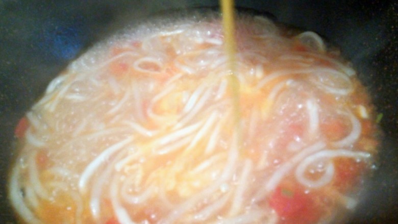 一碗面条+番茄鸡蛋粉,等土豆粉煮至透明，淋鸡蛋液