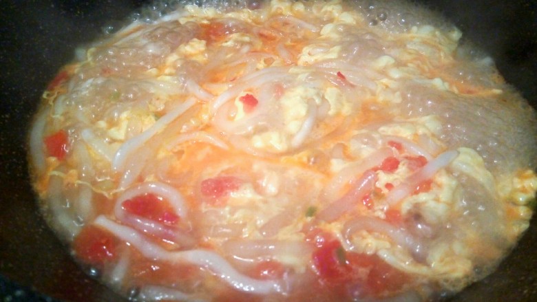一碗面条+番茄鸡蛋粉,开大火，煮至鸡蛋液浮起来
