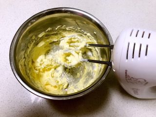 一口酥,加入糖粉，用打蛋器低速打发均匀