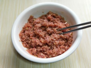 芹菜猪肉水饺,用筷子搅拌均匀，放旁边备用。