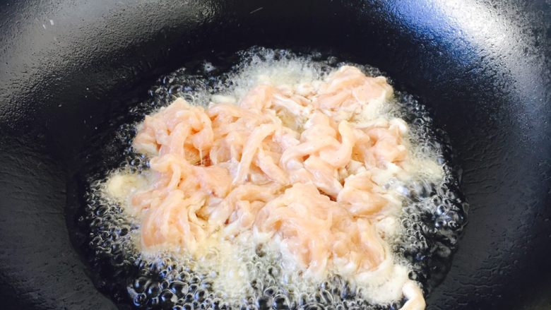 鱼香鸡丝,锅热放入油，当油温5或6成热时，放入鸡丝。