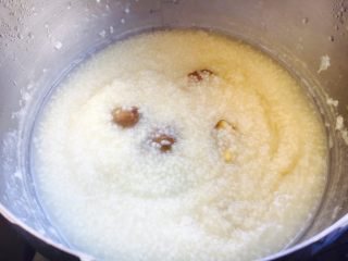 鸡汤小米栗子粥,放入步骤10的小米中，小火煮5分钟。