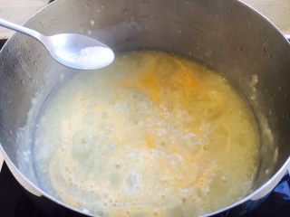 鸡汤小米栗子粥,放少许盐提味。