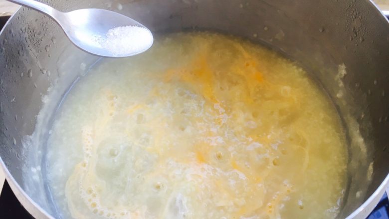 鸡汤小米栗子粥,放少许盐提味。