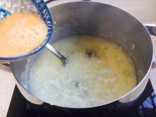 鸡汤小米栗子粥,淋入鸡蛋液。