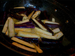 肉沫酱炒茄子,锅里上油，烧至六成热，，加入沥干水的茄子，时间不宜长
一分钟左右即可
捞出来沥油