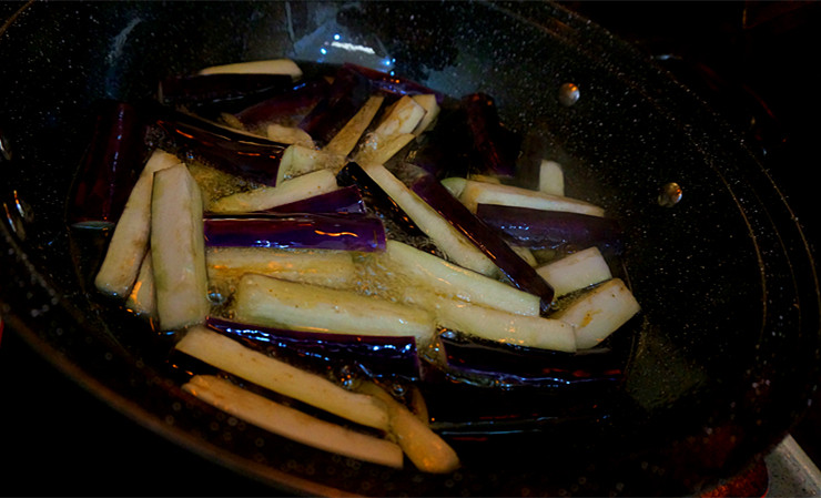 肉沫酱炒茄子,锅里上油，烧至六成热，，加入沥干水的茄子，时间不宜长
一分钟左右即可
捞出来沥油