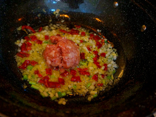 肉沫酱炒茄子,喜欢吃辣的就放入干辣椒，接着就是腌制好的肉糜快速滑散开来