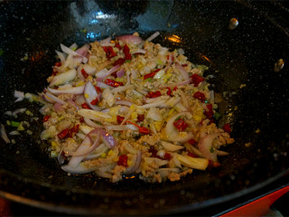 肉沫酱炒茄子,加入切好的洋葱块一起炒香