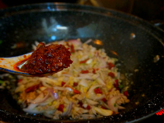 肉沫酱炒茄子,一勺豆瓣酱或者辣椒酱都可以哦
小火炒出红油