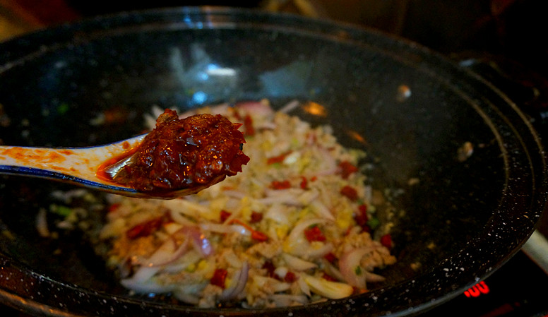 肉沫酱炒茄子,一勺豆瓣酱或者辣椒酱都可以哦
小火炒出红油
