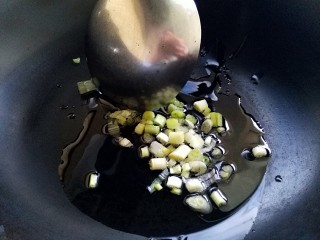一碗面条+清汤方便面,热油锅，下葱花爆香