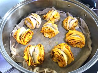 各种口味的南瓜花卷,放进锅里发酵后蒸熟