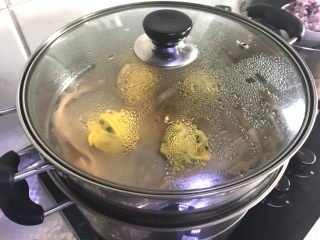 各种口味的南瓜花卷,卷好的花卷放进蒸锅里，利用蒸汽进行二次发酵，十分钟后开火蒸15分，关火五分钟后再开盖子取出蒸好的花卷