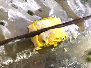 各种口味的南瓜花卷,取其中一块用筷子压一下