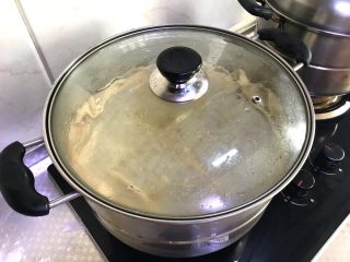 各种口味的南瓜花卷,这时候把蒸锅里添上水，放上浸湿的布，开火把水烧开关火