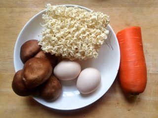 一碗面条＋家常素炒面,准备食材：方便面，鸡蛋，香菇，胡萝卜