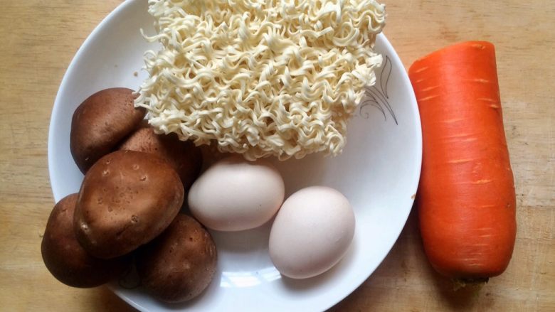 一碗面条＋家常素炒面,准备食材：方便面，鸡蛋，香菇，胡萝卜