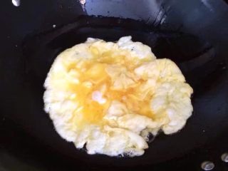 一碗面条＋家常素炒面,锅内热油，倒入鸡蛋液，炒好，用铲子铲碎盛出