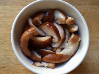 一碗面条＋家常素炒面,香菇洗净切好备用，如果是干香菇需要提前温水泡发