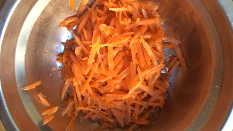一碗面条＋家常素炒面,胡萝卜刨细丝