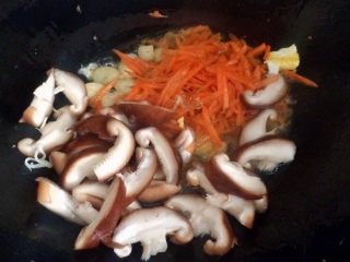 一碗面条＋家常素炒面,加入香菇，胡萝卜丝翻炒一会儿