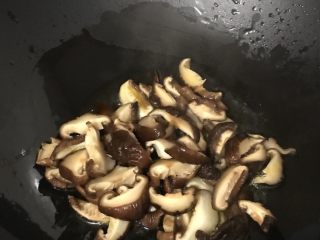 榨菜香菇炒肉丝,中大火热锅，放入两大匙食用油，油热放入香菇炒香。