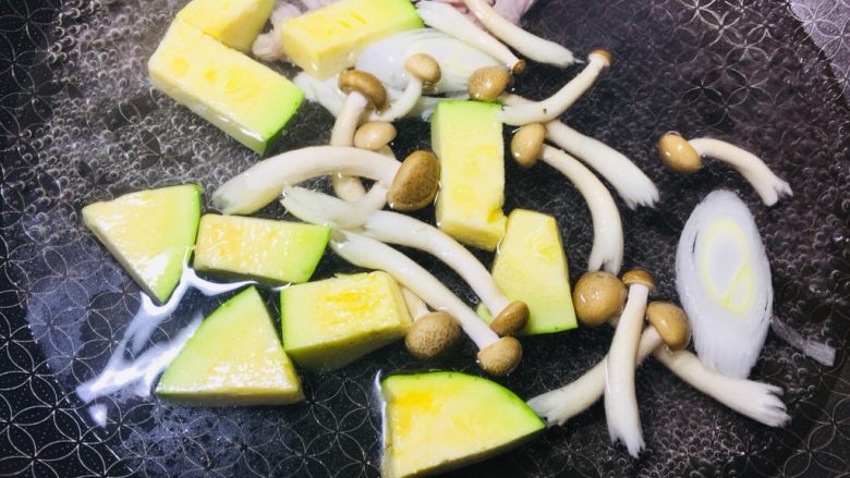 #一碗面条#三鲜森林蘑菇肉丝面,冷水下节瓜，肉丝，蘑菇，葱段下锅