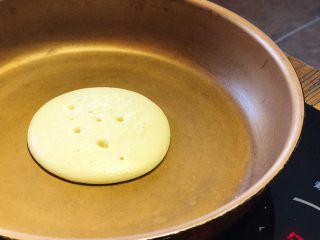 Pancake•摊一盘甜香可口的原味松饼吧,每次取一勺松饼糊快速倒入锅中，待正面开始出现比较密的气孔后，就可以翻面了。