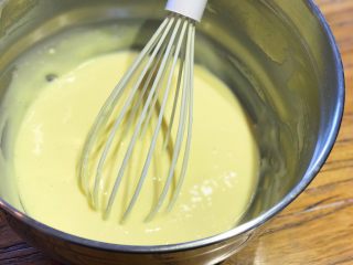 Pancake•摊一盘甜香可口的原味松饼吧,将低筋面粉筛入蛋黄糊中，并搅拌至没有干粉及颗粒