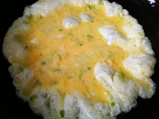 #一碗面条#鸡蛋面（黄豆酱版）,先炒鸡蛋花，大火，适当多油。