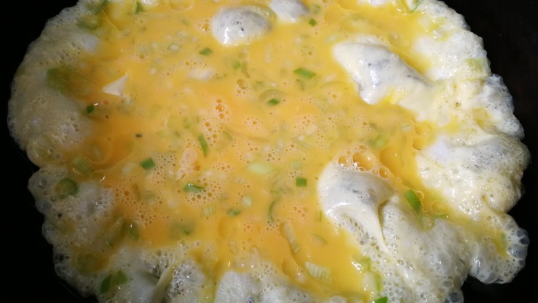 #一碗面条#鸡蛋面（黄豆酱版）,先炒鸡蛋花，大火，适当多油。
