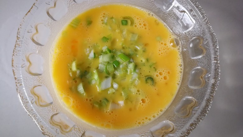 #一碗面条#鸡蛋面（黄豆酱版）,加入适量葱花，搅拌均匀。