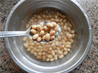 雪梨糯米豆浆,准备所需材料，黄豆和糯米提前泡浸一夜。