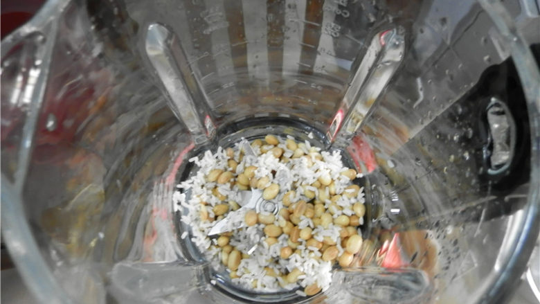 雪梨糯米豆浆,把黄豆、糯米放入UKOEO破壁机里面。