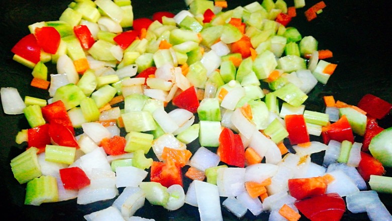 一碗面条～泰式鲜虾拌面,放入其他蔬菜丁 加少许盐翻炒