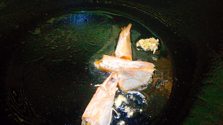 一碗面条～泰式鲜虾拌面,锅中油热虾虾头炒出油