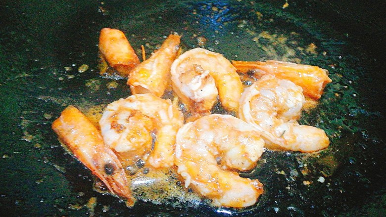 一碗面条～泰式鲜虾拌面,倒入虾肉 两面焦黄盛出