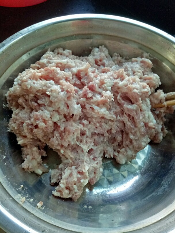 猪肉虾仁香菇饺子,将<a style='color:red;display:inline-block;' href='/shicai/ 414'>猪肉</a>放入绞肉机绞成肉泥，当然你可以用手剁（绞肉机只要三十秒，但是手剁至少要半个小时）