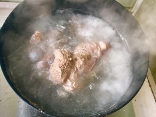 酱牛肉,只要是生肉，第一步先焯水，去除浮沫，肉好不好，看这一步就足够了，浮沫越少，肉越好