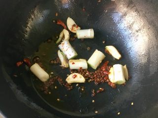 酱牛肉,葱姜蒜花椒辣椒爆锅，喜欢吃辣可以多放点辣椒