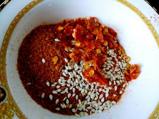 一碗面条+热辣酸汤面,辣椒油有，辣椒碎，辣椒粉，白芝麻
放碗里