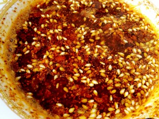 一碗面条+热辣酸汤面,油烧热倒入辣椒粉里，拌匀即可