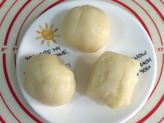 抹茶麻薯夹心软欧包,把麻薯平均分成3份。