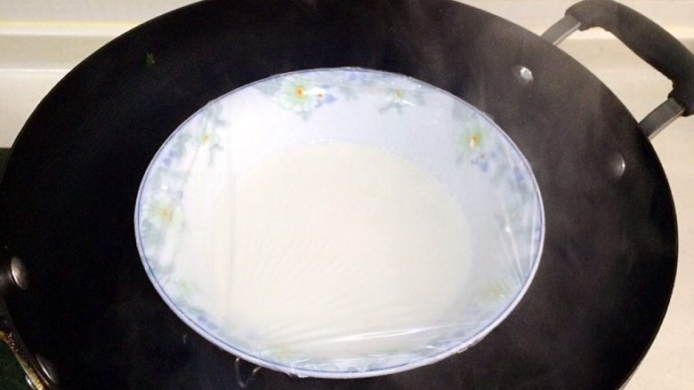 抹茶麻薯夹心软欧包,上锅蒸熟10分左右，表面凝固且没有液体即可。（可以不盖保鲜膜）