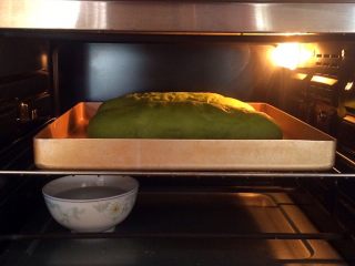 抹茶麻薯夹心软欧包,放入烤箱中进行二次发酵，开启烤箱发酵功能，发酵温度设定35度，记得在烤箱底层放一碗温水增加湿度。